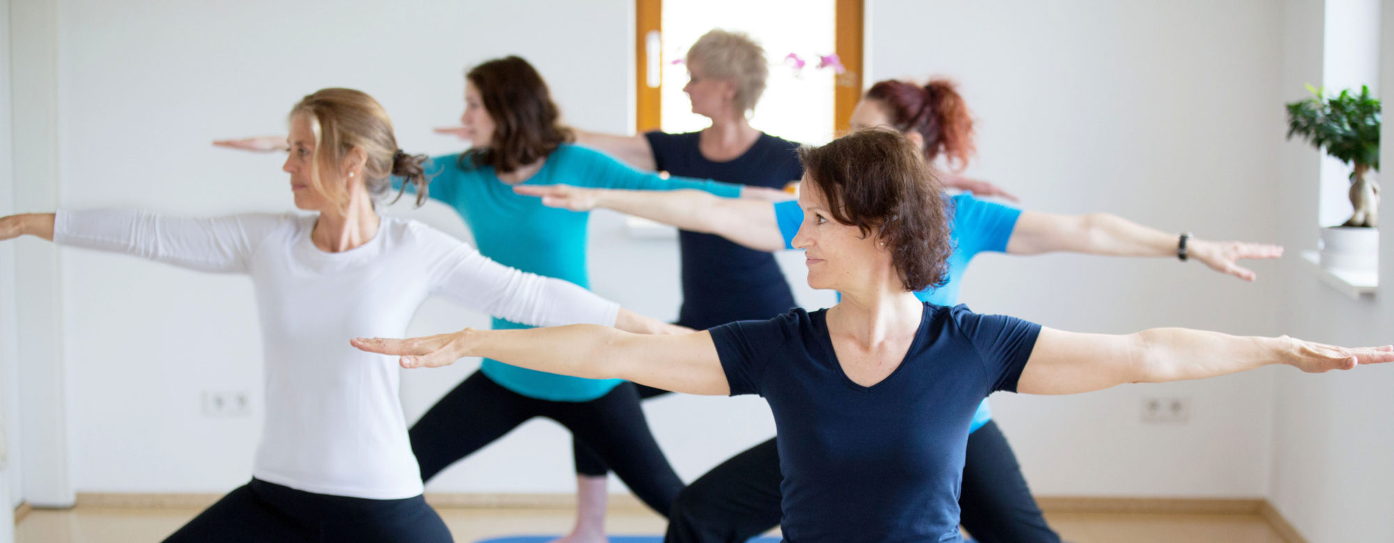 Heilpraktikerin Agnes Hovehne gibt Yogakurse in ihrem Yogastudio in Berlin Borsigwalde im Bezirk Reinickendorf